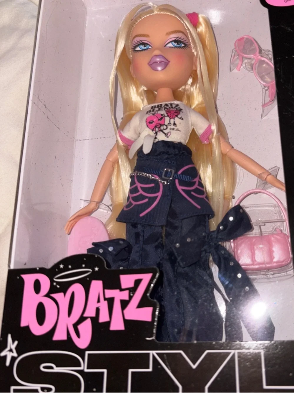 Bratz Blonde Fashion Doll with Pink Accessories TOY and accessories